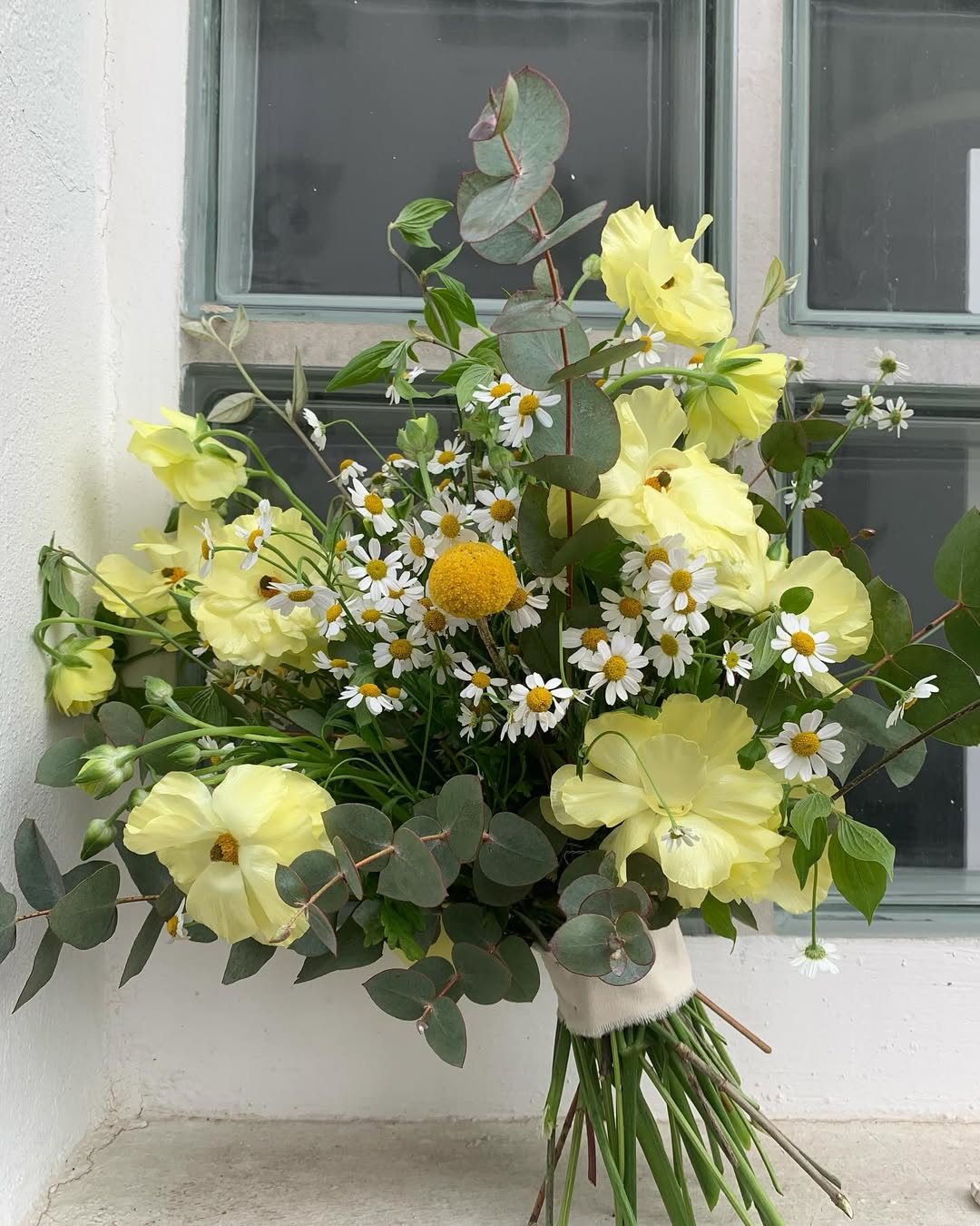 A loose, déstructuré bouquet full of pep