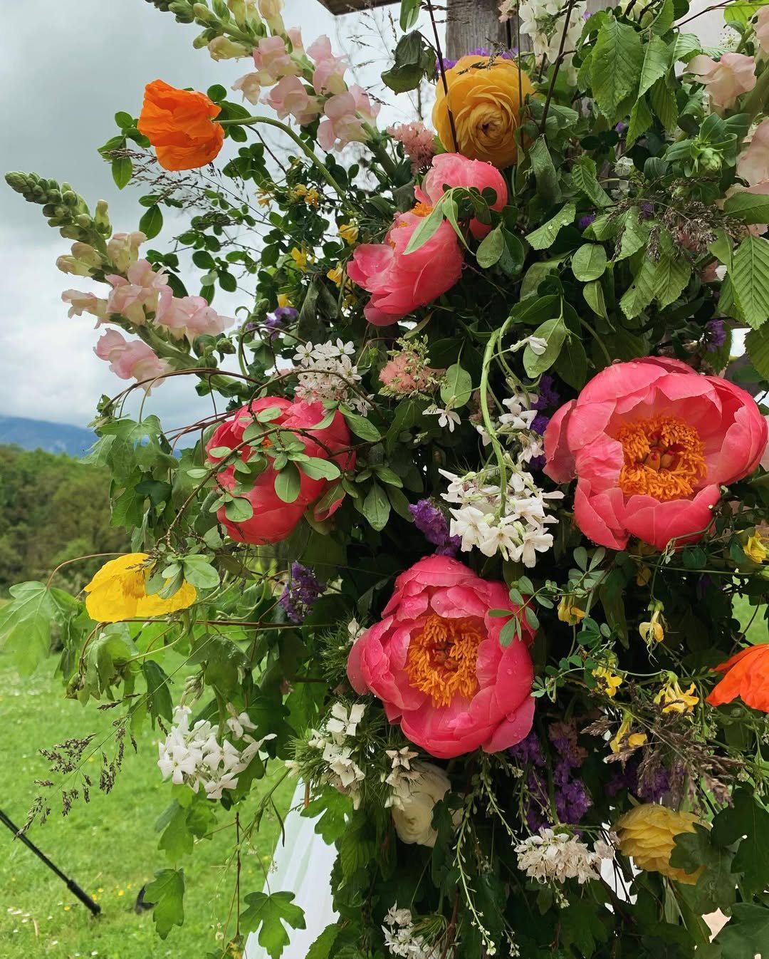 A colourful, champêtre wedding composition in full bloom